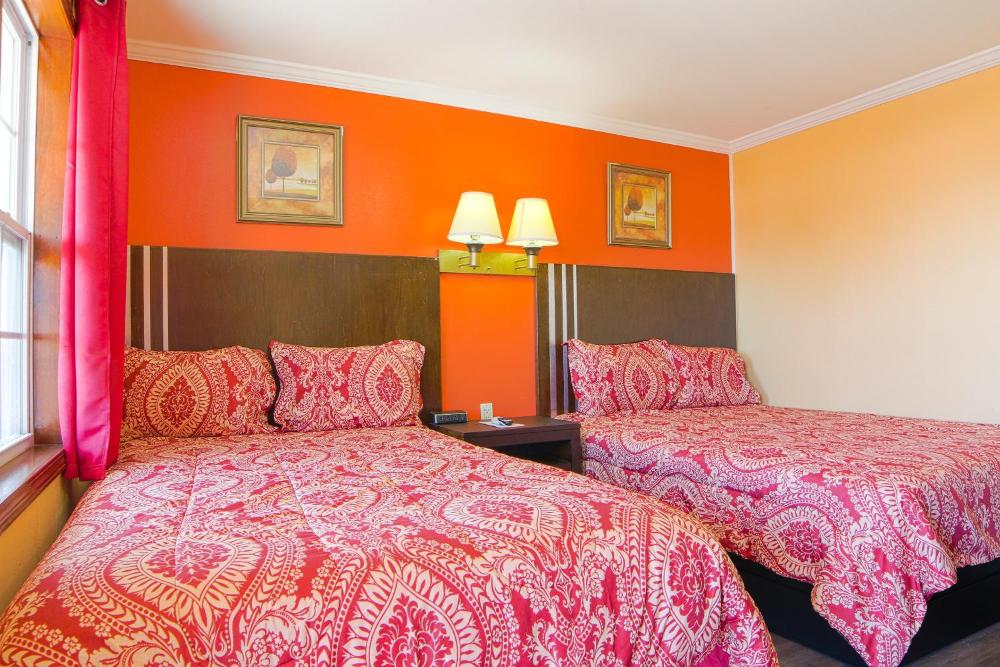 1 Queen Bed & 1 Full Bed Smoking interior